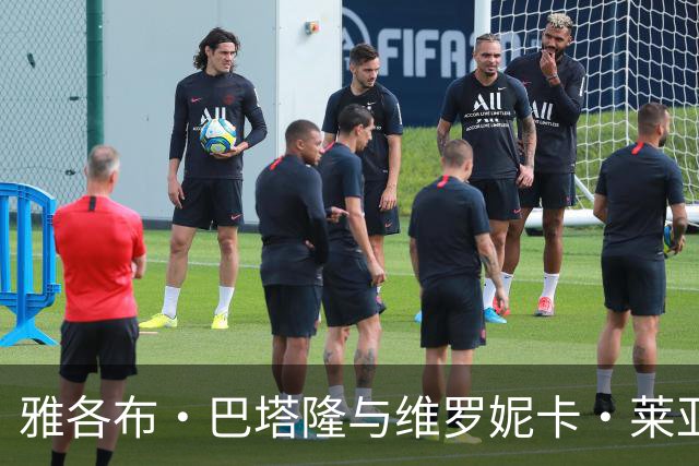 雅各布·巴塔隆与维罗妮卡·莱亚霍夫在南法庆祝浪漫婚礼